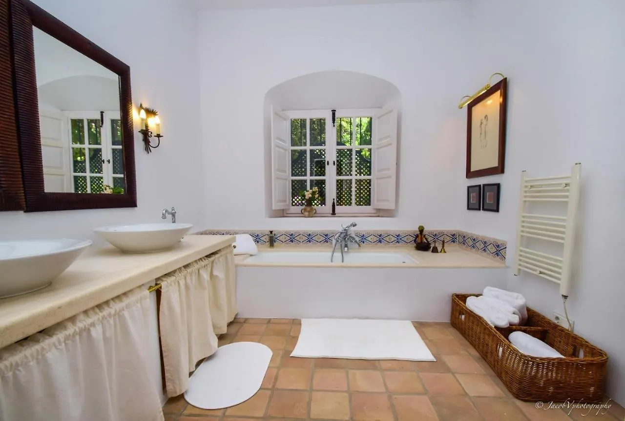 Spacious Andalusian-Inspired Villa With Scenic Views Marbella Španělsko