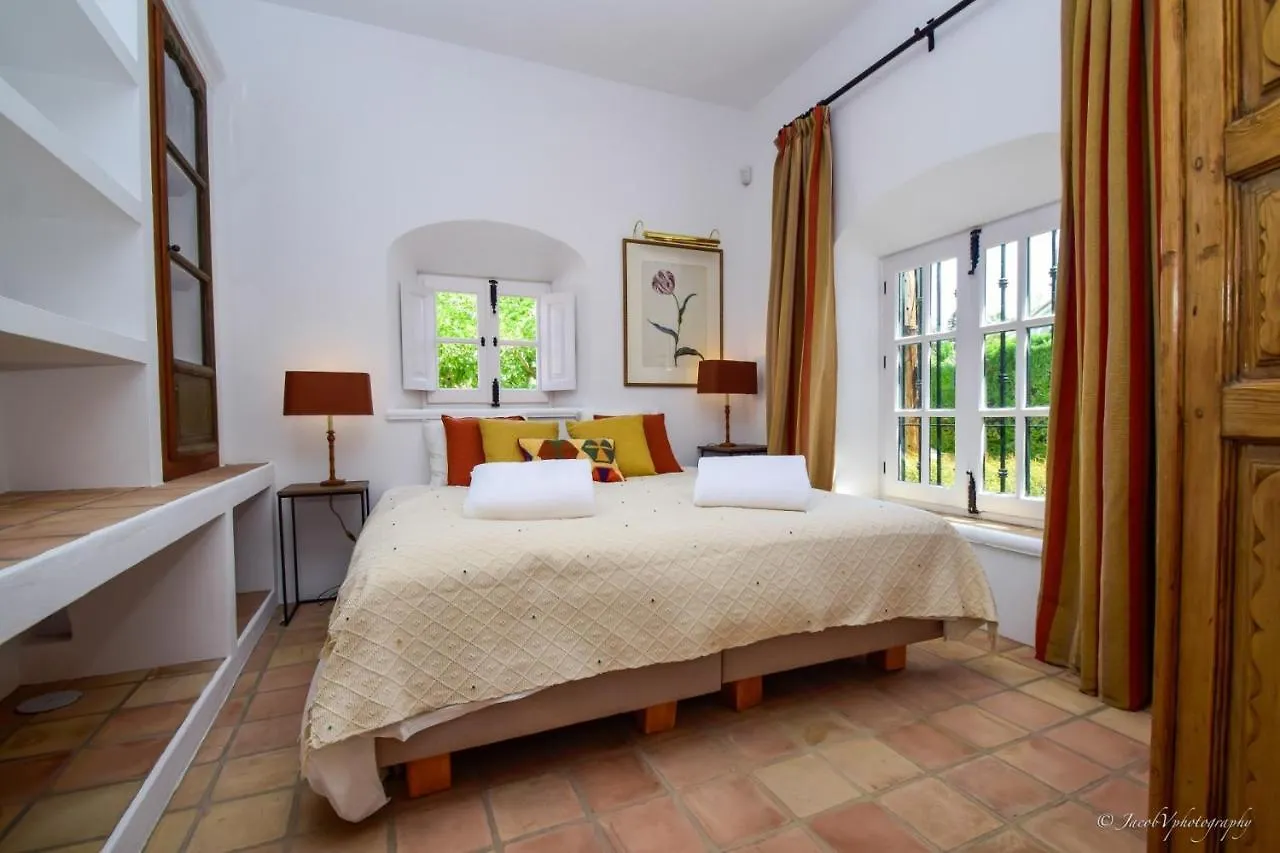 Spacious Andalusian-Inspired Villa With Scenic Views Marbella Španělsko